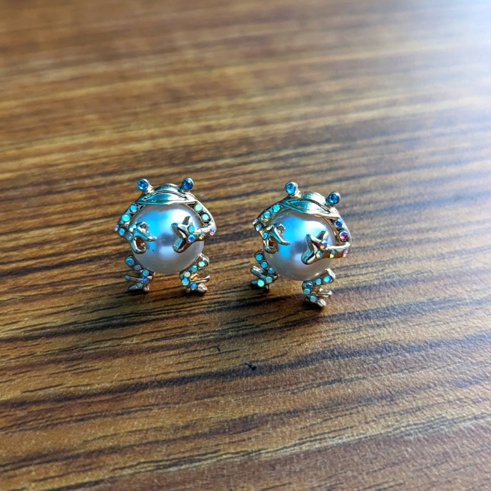 betsey johnson // faux pearl frog earrings
